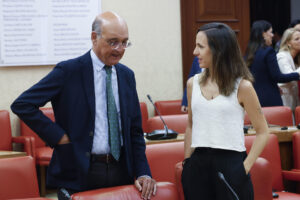 Los diputados del PNV Mikel Legarda y de Podemos Ione Belarra antes de asistir a la reunión de la Diputación Permanente del Congreso que este martes debate varios requerimientos del PP, que pide la comparecencia extraordinaria de varios ministros, así como del presidente del Gobierno, Pedro Sánchez. EFE/J.P. Gandul