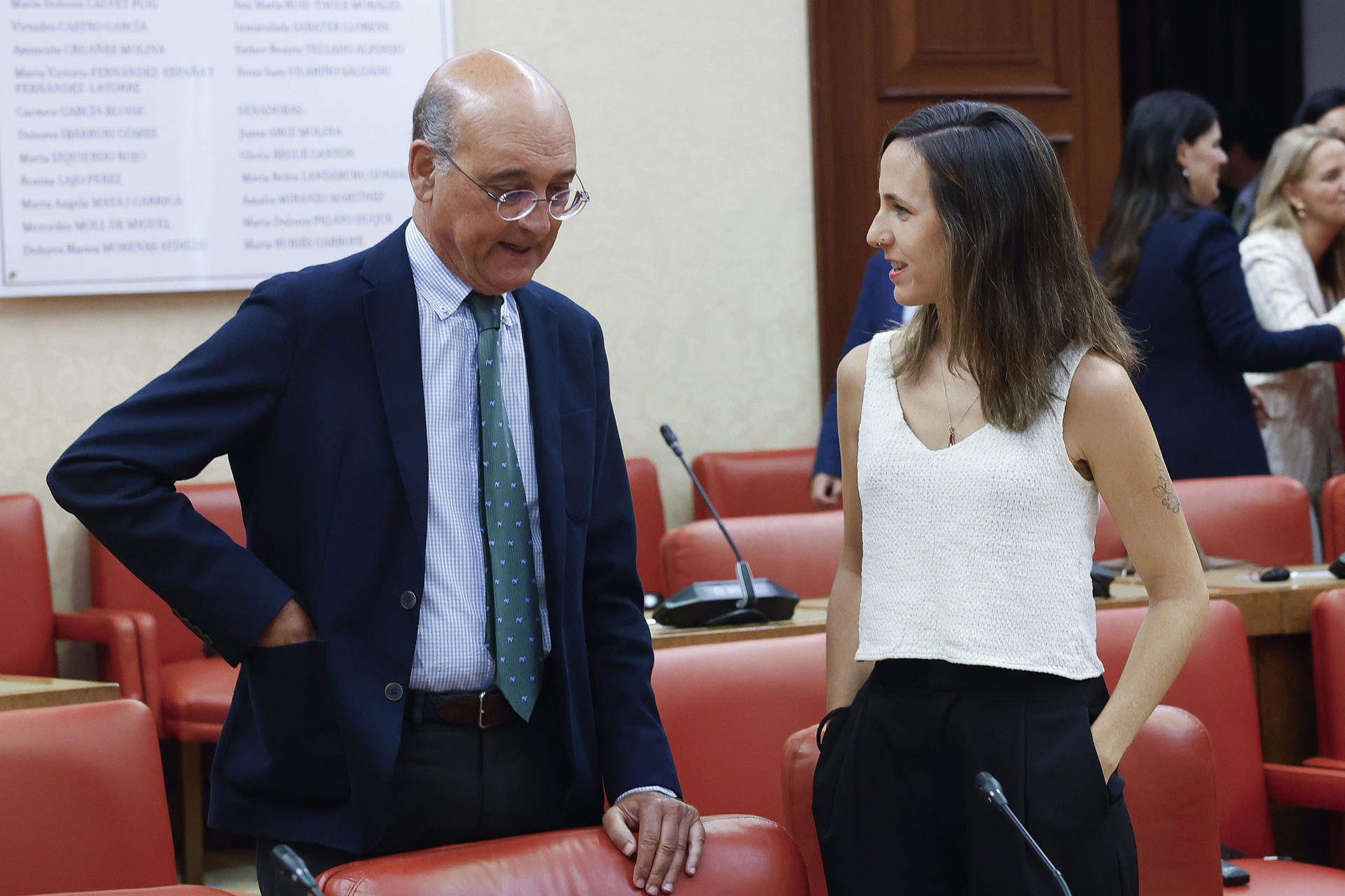 Los diputados del PNV Mikel Legarda y de Podemos Ione Belarra antes de asistir a la reunión de la Diputación Permanente del Congreso que este martes debate varios requerimientos del PP, que pide la comparecencia extraordinaria de varios ministros, así como del presidente del Gobierno, Pedro Sánchez. EFE/J.P. Gandul