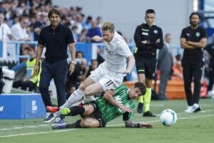 El jugador del Sassuolo Andrea Pinamonti (d) y el del Nápoles Kevin De Bruyne (I) en acción durante el partido de la Serie A que han jugado US Sassuolo y SSC Napoli en el Mapei Stadium en Reggio Emilia, Italia. EFE/EPA/ELISABETTA BARACCHI
