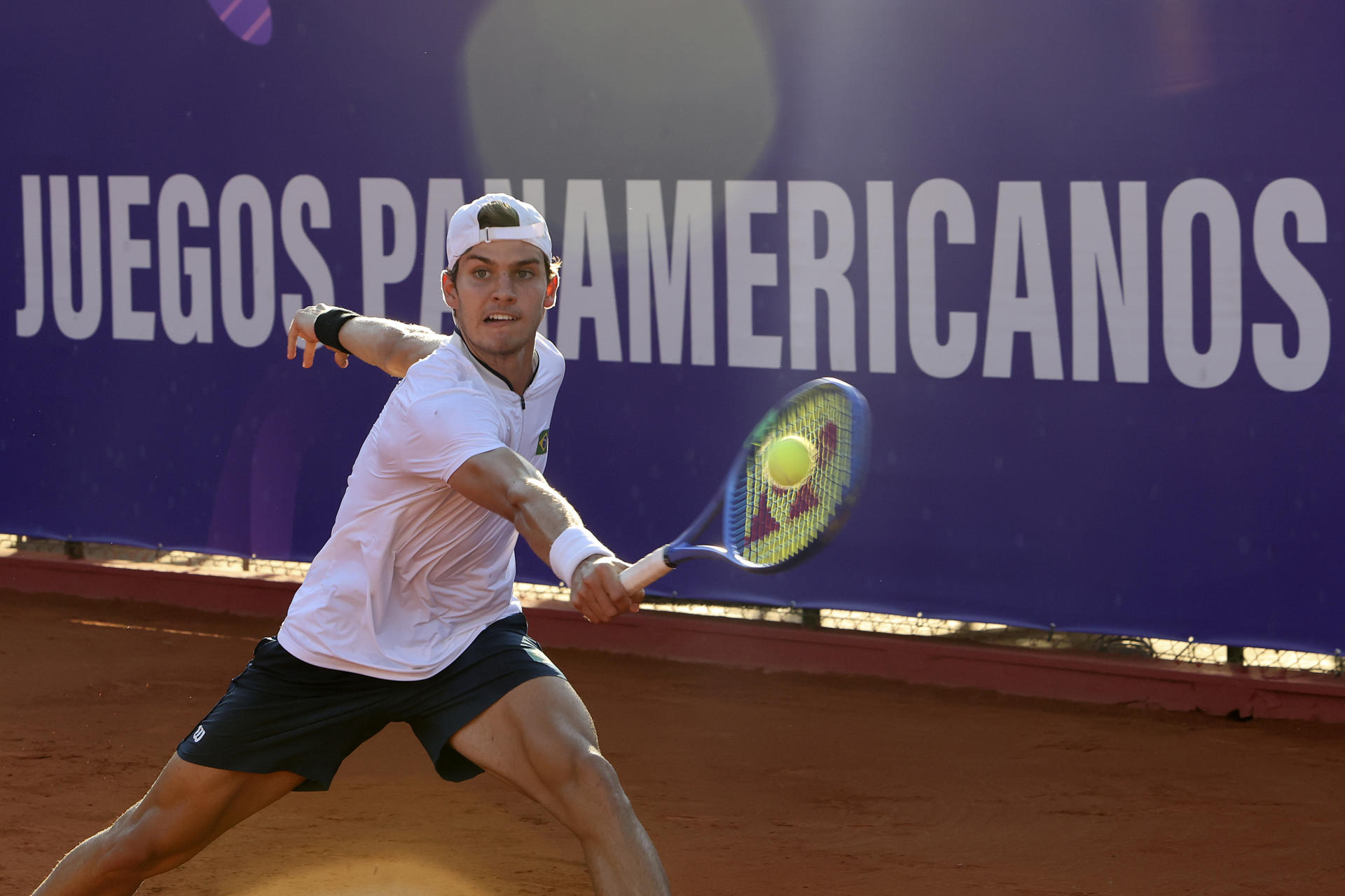 Joao Didoni de Brazil devuelve una bola ante Dante Pagani de Argentina en un partido de tenis, durante los II Juegos Panamericanos Junior ASU 2025 este sábado, en Luque (Paraguay). EFE/Rodrigo Sepulveda
