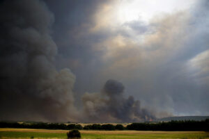 Imagen del martes del avance de las llamas en la provincia de León, del incendio iniciado en Molezuelas de la Carballeda (Zamora). EFE/J.Casares