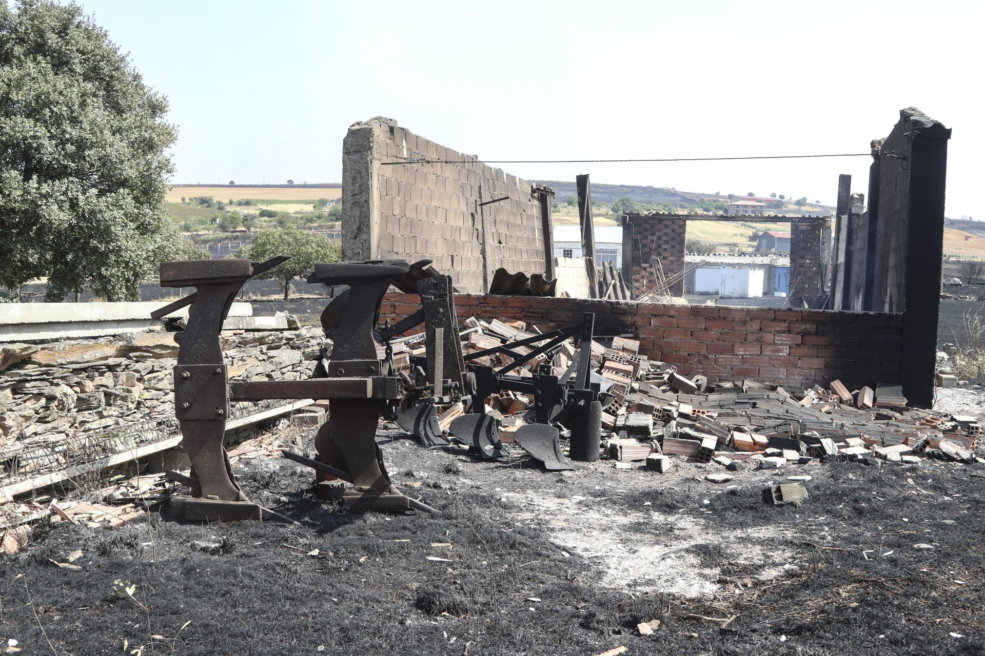 Imagen del martes del avance de las llamas en la provincia de León, del incendio iniciado en Molezuelas de la Carballeda (Zamora). EFE/J.Casares