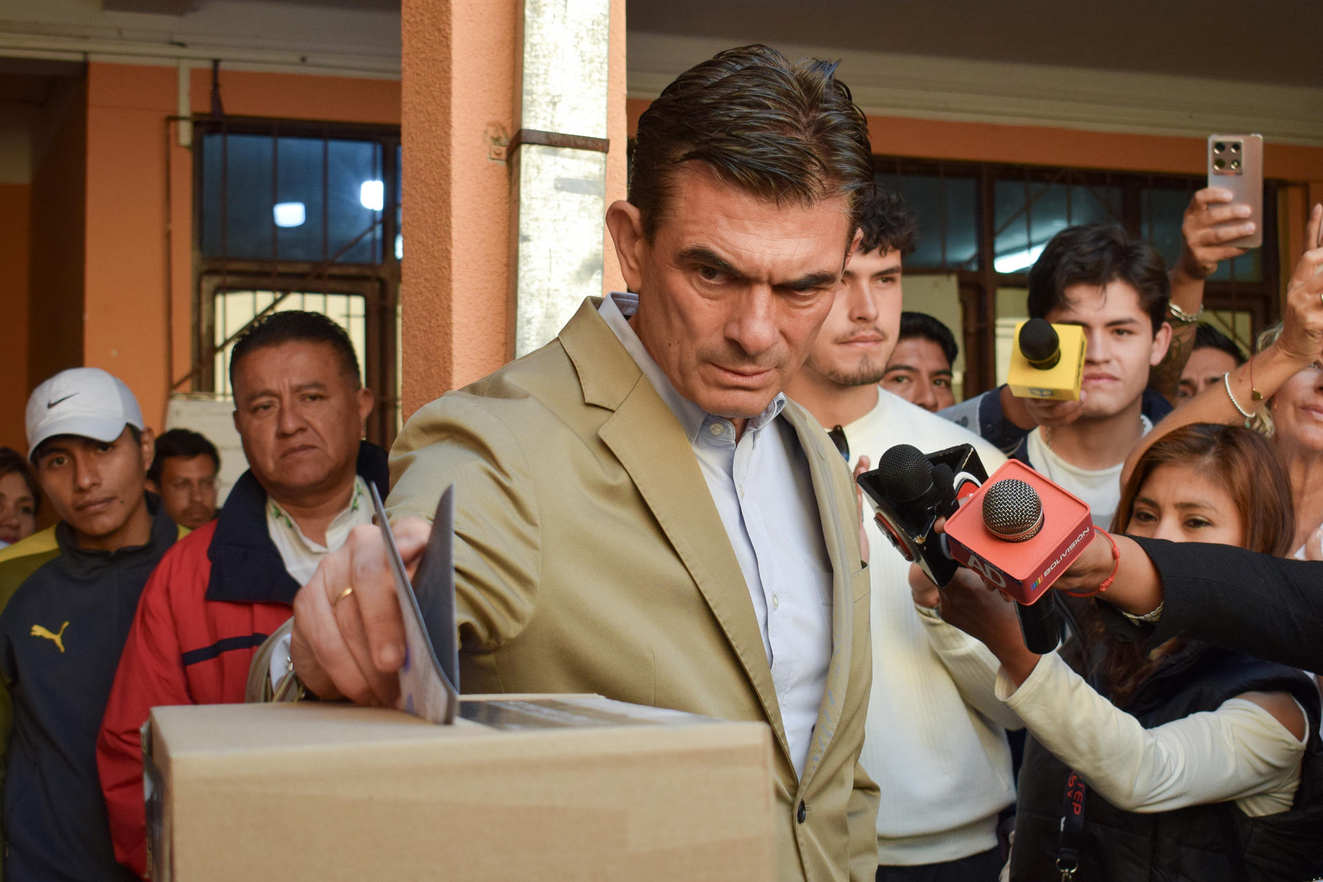 El candidato presidencial por el partido Demócrata Cristiano Rodrigo Paz vota este domingo, en Tarija (Bolivia). EFE/ STR