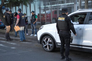 Fotografía del 13 de agosto de 2025 de un integrante de la Policía Nacional Civil de Guatemala realizando un operativo en Ciudad de Guatemala (Guatemala). EFE/ Alex Cruz