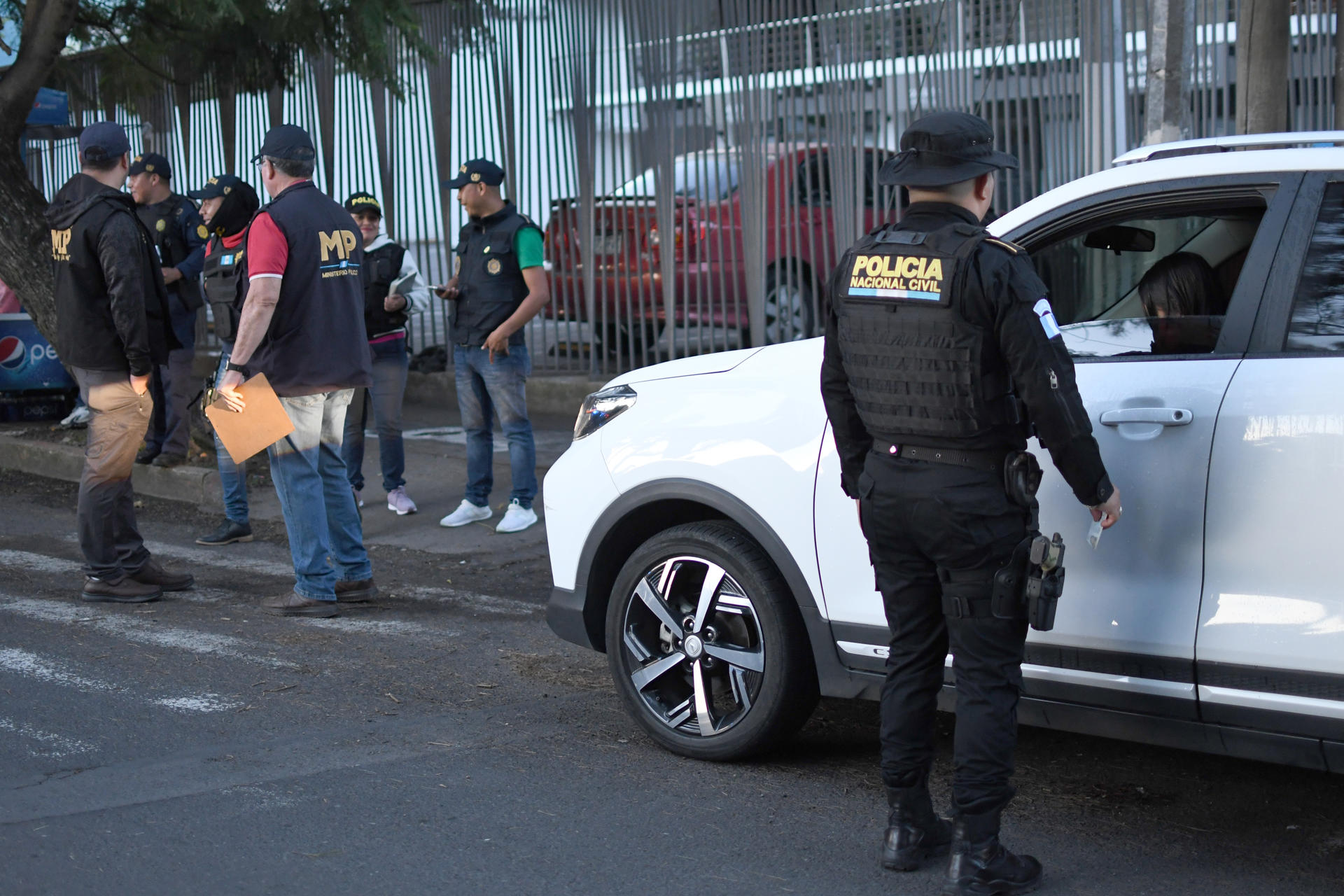 Fotografía del 13 de agosto de 2025 de un integrante de la Policía Nacional Civil de Guatemala realizando un operativo en Ciudad de Guatemala (Guatemala). EFE/ Alex Cruz