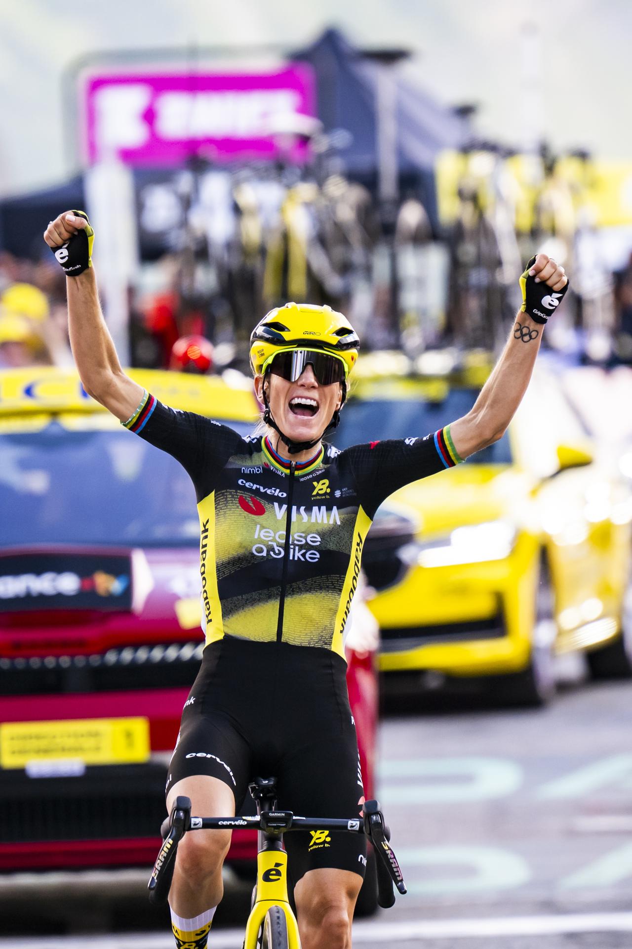 La francesa Pauline Ferrand-Prévot (Team Visma) dejó este sábado casi sentenciado el Tour de Francia femenino tras exhibirse en la octava y penúltima etapa en la subida al Col de la Madeleine, en cuya cima se impuso con autoridad para quedar a un solo paso de alzarse con el triunfo final. EFE/EPA/JEAN-CHRISTOPHE BOTT