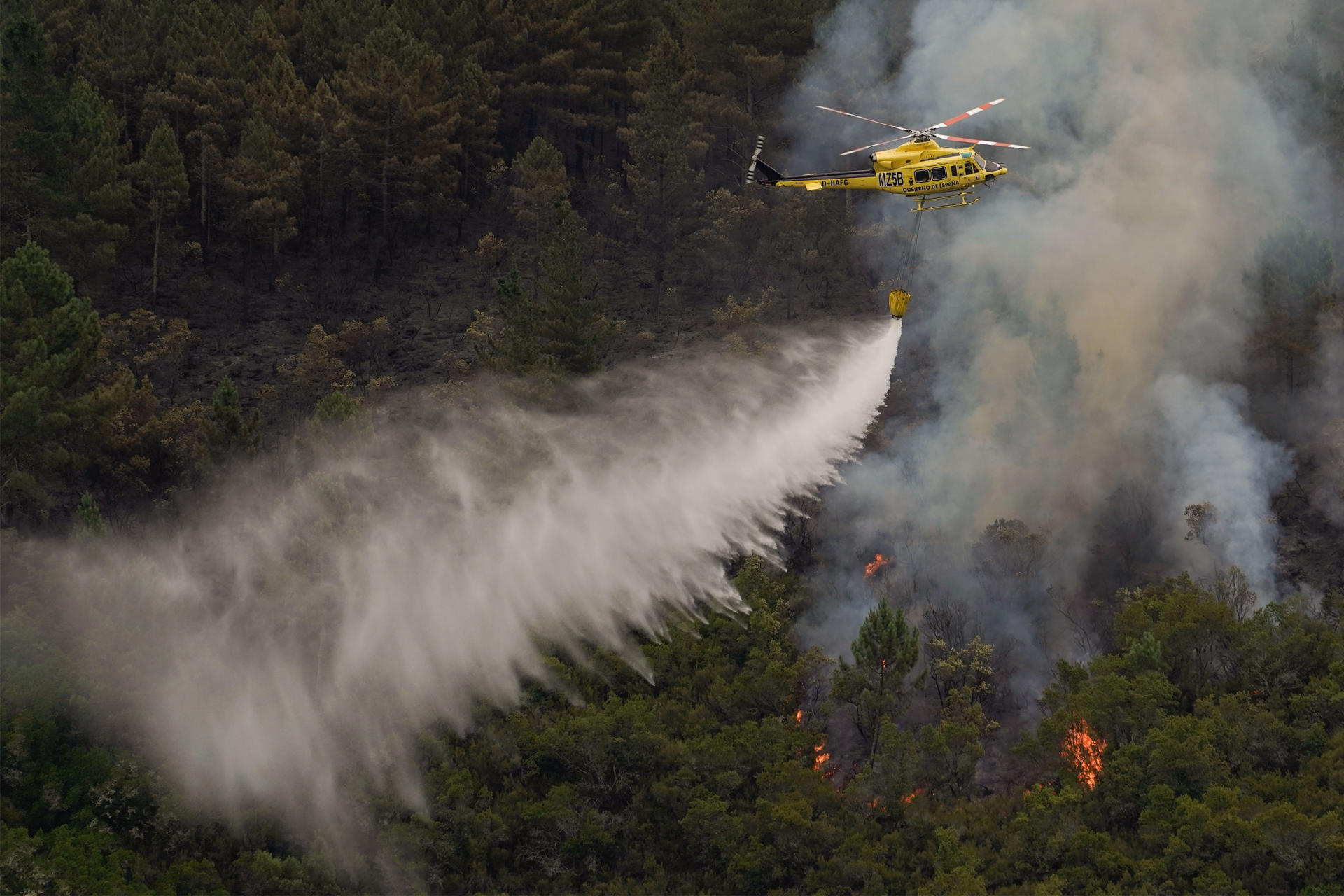 Un helicóptero en labores de extinción del incendio que afecta a los alrededores de San Antolín de Ibias este miércoles. EFE/Paco Paredes