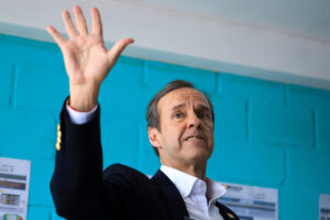 El expresidente y actual candidato a la Presidencia de Bolivia Jorge 'Tuto' Quiroga saluda este domingo, en La Paz (Bolivia). EFE/ Gabriel Márquez
