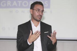 El jefe de la Unidad de Soporte a Programas de la Organización Internacional para las Migraciones (OIM), Ismael Cruceta, habla en un evento este miércoles, en Tegucigalpa (Honduras). EFE/ Gustavo Amador