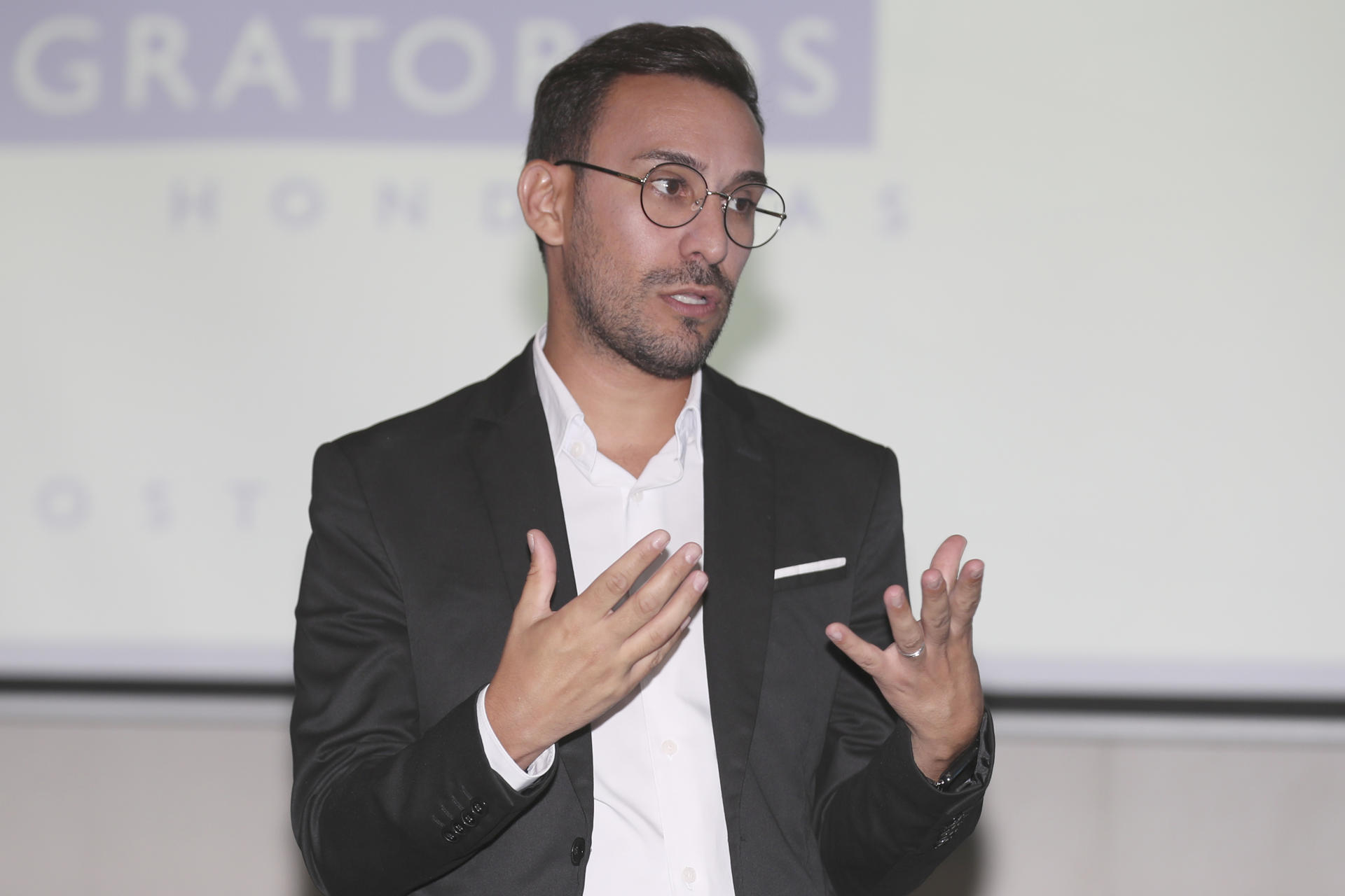 El jefe de la Unidad de Soporte a Programas de la Organización Internacional para las Migraciones (OIM), Ismael Cruceta, habla en un evento este miércoles, en Tegucigalpa (Honduras). EFE/ Gustavo Amador