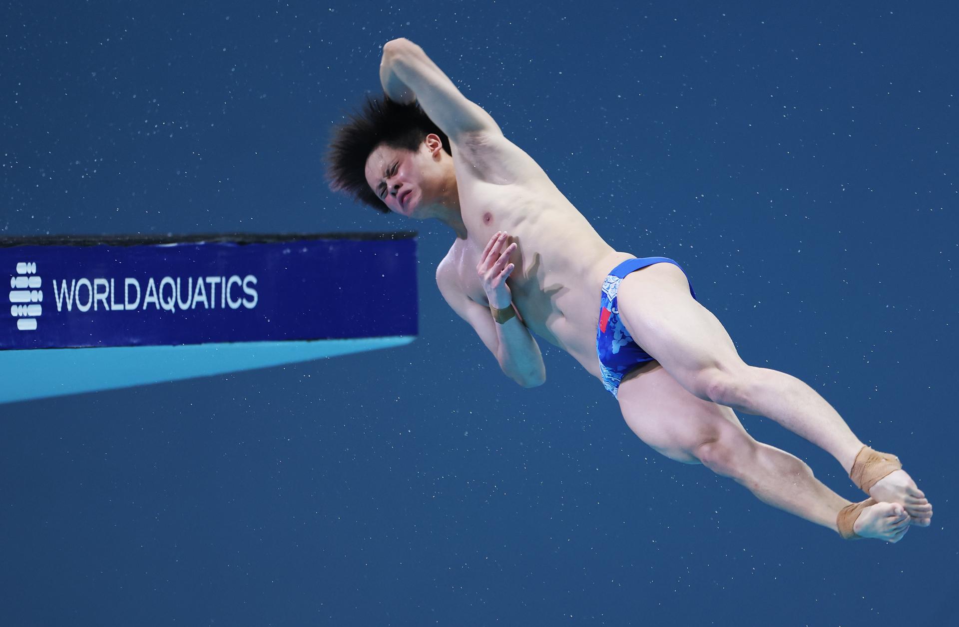 Zhu Zifeng, de China, compite durante la final masculina de saltos desde la plataforma de 10 metros en el Campeonato Mundial de Natación Singapur 2025, celebrado en Singapur el 3 de agosto de 2025. (Singapur) EFE/EPA/FAZRY ISMAIL