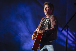 El músico y compositor británico James Blunt durante el concierto que ofrece este martes en el festival de Cap Roig, en Palafrugell (Girona), celebrando el vigésimo aniversario del álbum que lo lanzó a la fama 'Back to Bedlam' . EFE/David Borrat.