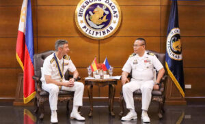 AME9342. MANILA (FILIPINAS), 11/08/2025.- El comandante Jaime Salvador Muñoz-Delgado Pérez (d), oficial al mando de la fragata Méndez Núñez (F104) de la Armada Española, habla con el comandante adjunto de la Marina Filipina, Laurence M. Calimag (3-d), durante una reunión este lunes, en el cuartel general de la Armada de Filipinas en Manila (Filipinas). La visita de la fragata Méndez Núñez de la Armada española a Filipinas sirvió para reforzar los vínculos de defensa bilaterales, afirmaron este martes fuentes militares, una escala portuaria que se produce entre la ambición de España de contar con una mayor presencia en el Indopacífico y la recalibración por parte de Manila de sus alianzas. EFE/ Armada de Filipinas /SOLO USO EDITORIAL/NO VENTAS/SOLO DISPONIBLE PARA ILUSTRAR LA NOTICIA QUE ACOMPAÑA (CRÉDITO OBLIGATORIO) MÁXIMA CALIDAD DISPONIBLE