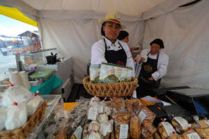 Una persona vende alimentos durante la cuarta edición del Hueca Fest este viernes, en Quito (Ecuador). EFE/ José Jácome