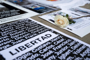 Fotografía de archivo de un cartel con la palabra "libertad" junto a una flor blanca durante una protesta frente al Ministerio Público para exigir la liberación de presos políticos en Venezuela. EFE/ Ronald Peña