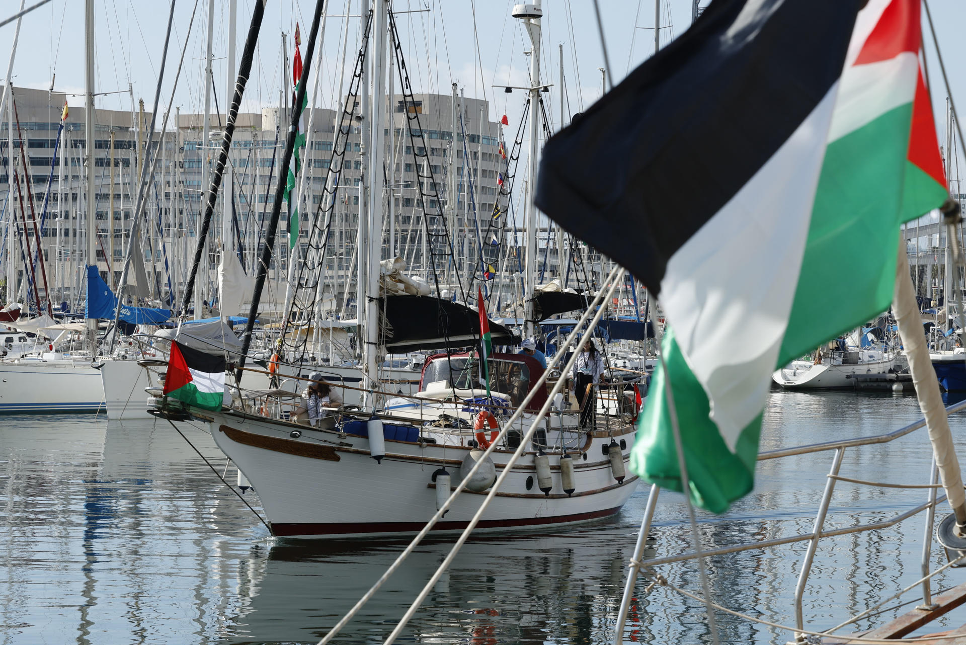 Uno de los barcos de la flotilla llega al puerto este domingo en Barcelona. La flotilla Global Sumud sale este domingo desde Barcelona y con destino a Gaza, en una acción solidaria con el pueblo palestino en la que participan entidades de 44 países. EFE/ Toni Albir