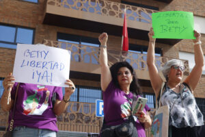 Protesta ante el Consulado de Marruecos en Madrid para exigir la puesta en libertad de la activista de los Derechos Humanos y el ateísmo Betty Lachgar, encarcelada por blasfemía, tras publicar una foto en sus redes sociales portando una camiseta con el lema 'Alá es lesbiana', coincidiendo con la fecha de la vista judicial. En la imagen, Nilufar Saberi (c), portavoz de Mujer, Vida, Libertad Madrid, durante la protesta. EFE/Mario Morón