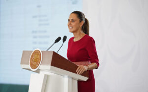 Fotografía cedida por la Presidencia de México de la mandataria mexicana, Claudia Sheinbaum, hablando en una rueda de prensa este viernes, en Chetumal (México). EFE/ Presidencia de México /SOLO USO EDITORIAL/ NO VENTAS/ SOLO DISPONIBLE PARA ILUSTRAR LA NOTICIA QUE ACOMPAÑA (CRÉDITO OBLIGATORIO)