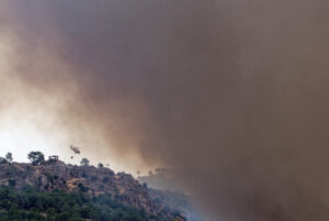 Columna de humo del incendio de Las Navas del Marqués (Ávila), este viernes. EFE/ Raúl Sanchidrián