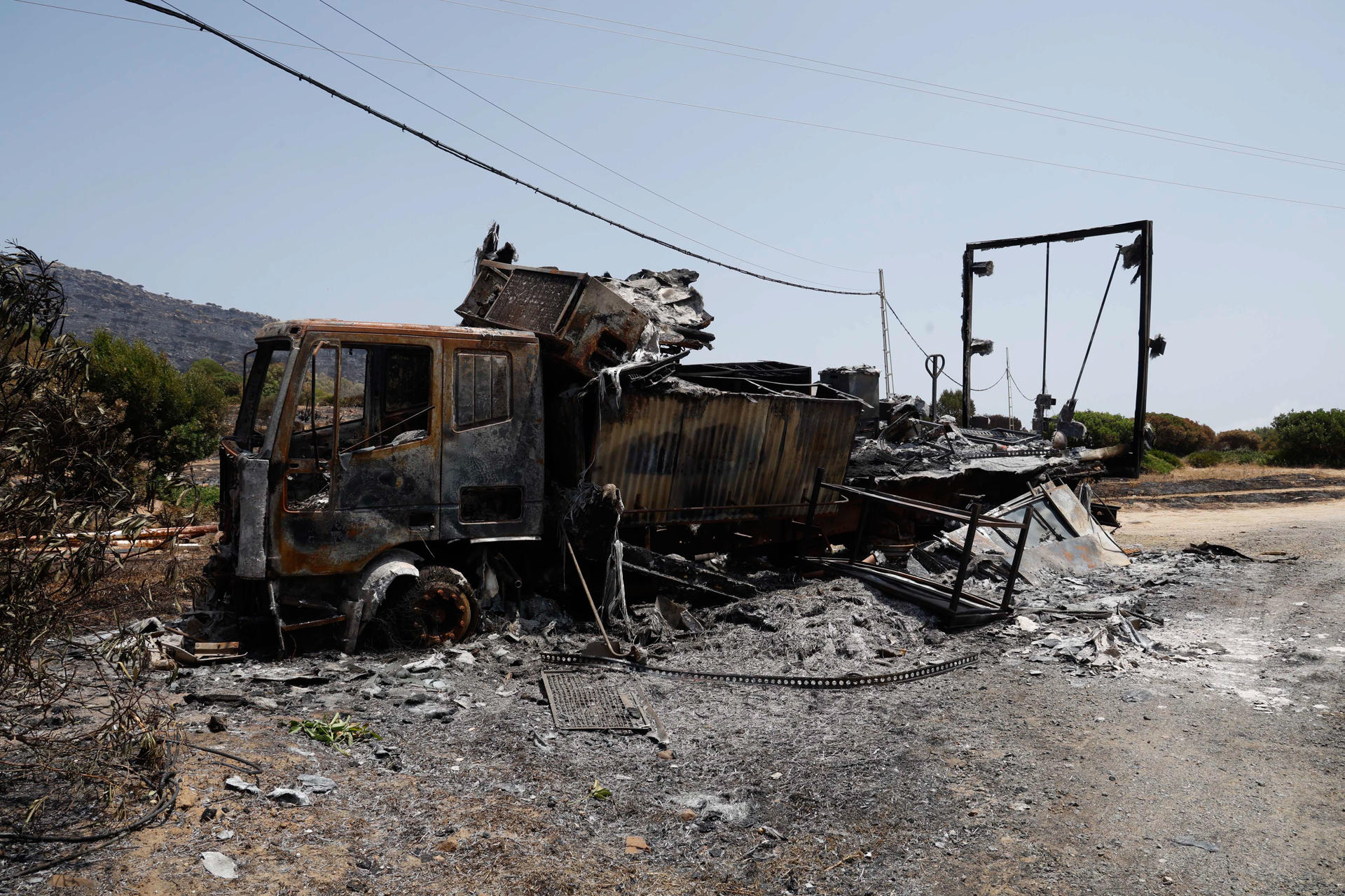 Vehículos calcinados en una zona de vivienda en Tarifa y que han sido afectadas por el incendio forestal declarado el pasado martes, ya sofocado. EFE/ A.Carrasco Ragel.