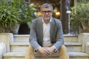 Tras el éxito de la novela 'La Hermandad del Ángel Caído', con la que obtuvo el premio Josep Pla 2024 y de la que lleva vendidos más de 20.000 ejemplares, el escritor Jaume Clotet, en la imagen, regresa este miércoles a las librerías con 'La calavera del apóstol', el segundo título de esta saga de 'thriller' histórico.EFE/ Marta Pérez