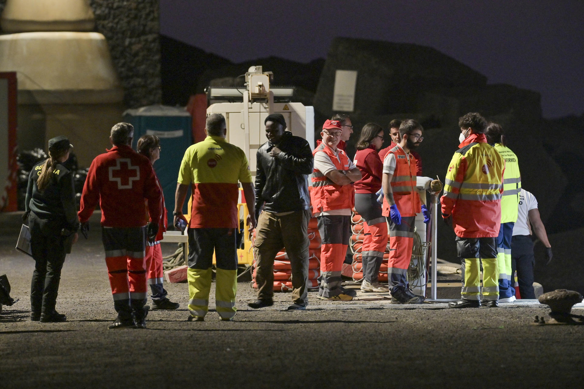 Imagen de archivo (04/01/2025) de un cayuco con 64 personas a bordo, entre ellas diez menores, que arribó en El Hierro, tras ser auxiliados por Salvamento Marítimo.
EFE/ Gelmert Finol