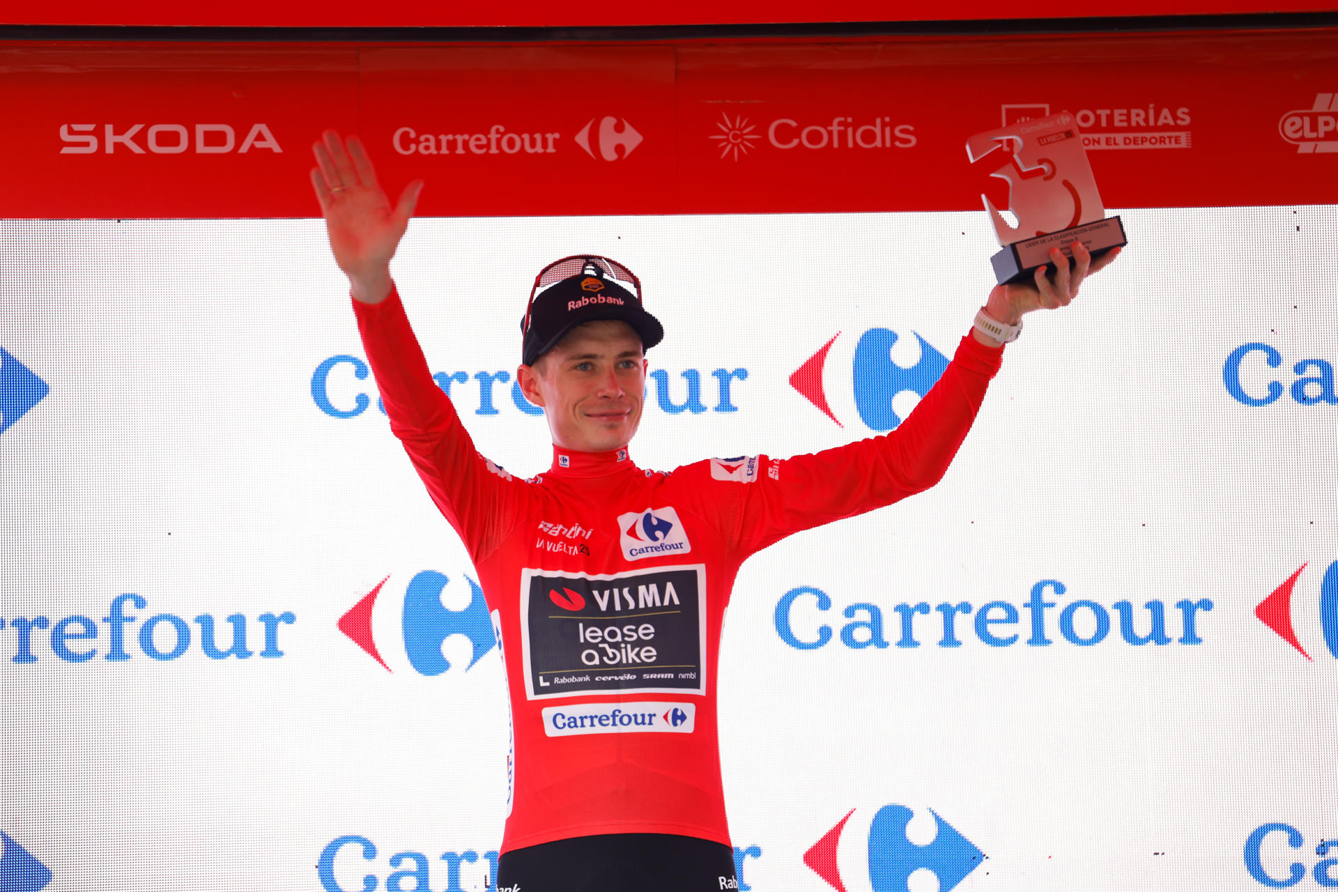 El ciclista danés del Visma Jonas Vingegaard viste el maillot de líder de la clasificación general en el podio tras la quinta etapa de la Vuelta a España, una contrarreloj por equipos de 24,1 kilómetros con salida y llegada en Figueres. EFE/ Javier Lizón