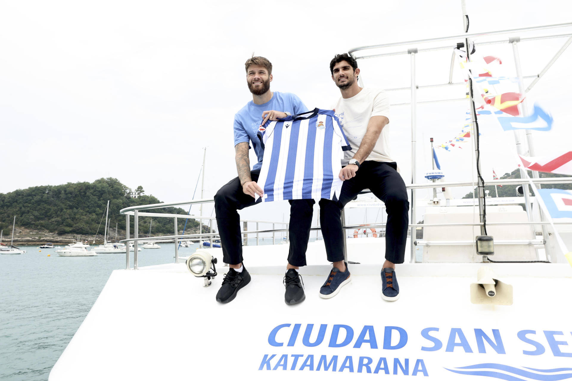 La Real Sociedad ha presentado este miércoles en el catamarán ciudad de San Sebastián, a sus dos fichajes de esta temporada, el croata Caleta Car (i) y el portugués Gonzalo Guedes (d).EFE/Javi Colmenero