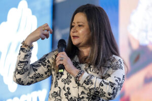 La ministra de Transporte de Colombia, María Fernanda Rojas, habla durante el Rivercity Global Forum este jueves, en Montería (Colombia). EFE/ Juan Diego López