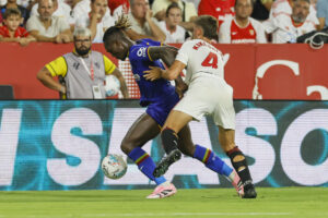 El centrocampista del Getafe Christantus Uche (i), durante una acción de juego en el partido contra el Sevilla, disputado el pasado 25 de agosto. EFE/Jose Manuel Vidal