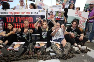 Familiares y partidarios de los rehenes israelíes retenidos por Hamás en Gaza protestan frente a la oficina del Primer Ministro israelí durante una sesión del gabinete de seguridad, para exigir la liberación inmediata de los rehenes y el fin de la guerra, en Jerusalén, el 7 de agosto de 2025.. (Protestas, Jerusalén) EFE/EPA/ABIR SULTAN