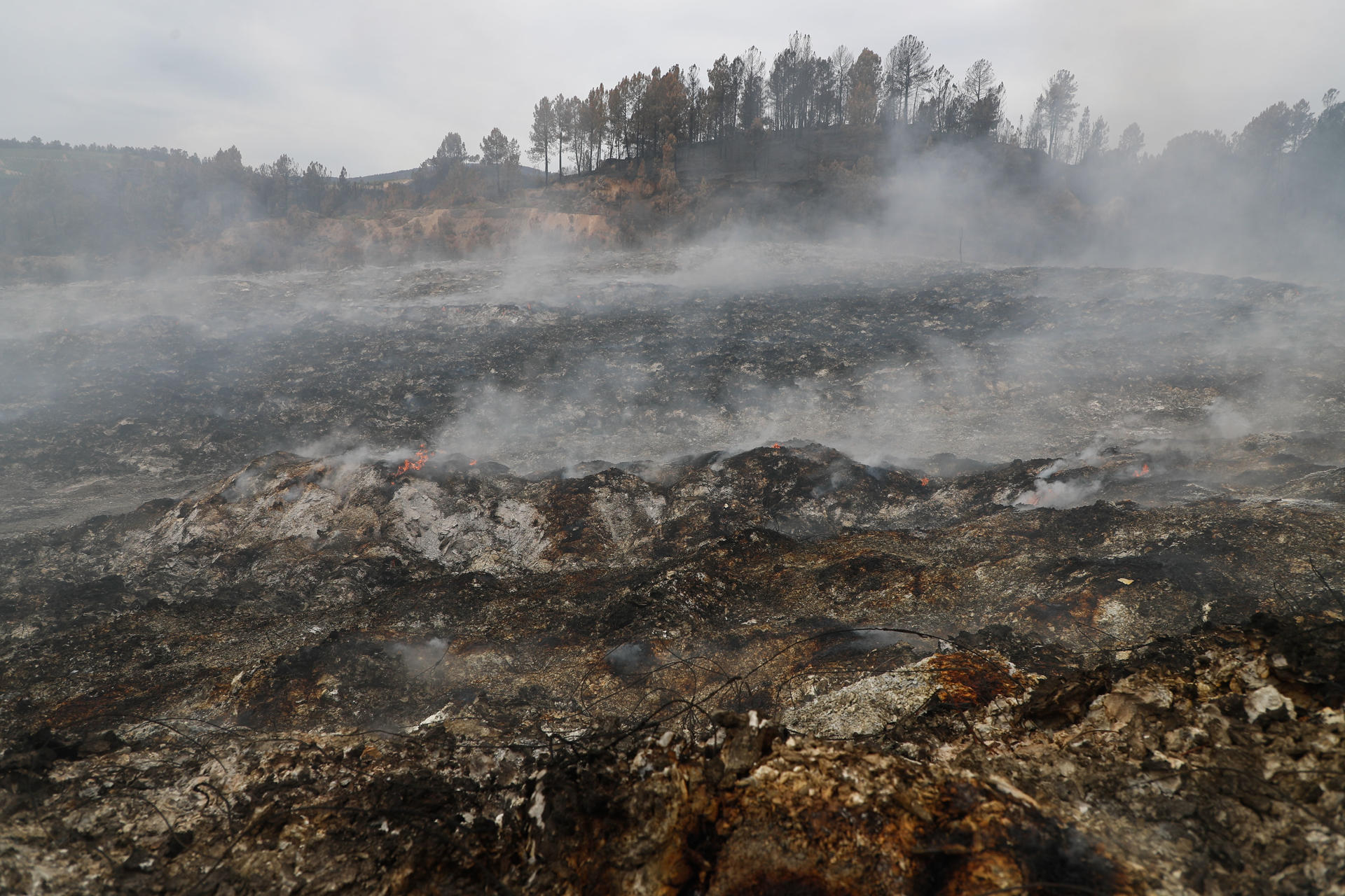 Vista del vertedero en A Rua (Ourense), que aún sigue ardiendo este miércoles. EFE/ Eliseo Trigo