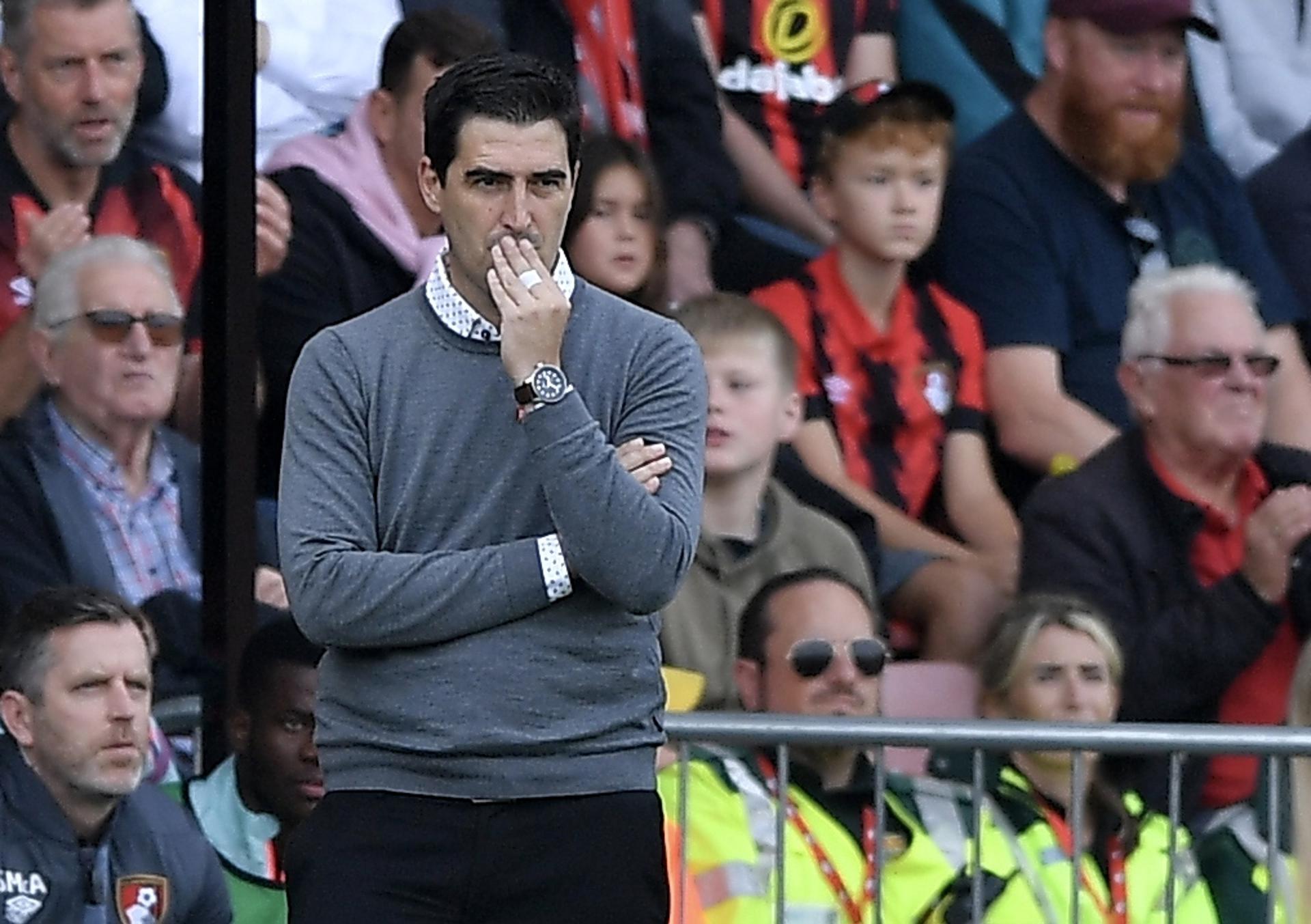 El entrenador del Bournemouth, Andoni Iraola, reacciona durante el partido de fútbol de la Premier League inglesa entre el AFC Bournemouth y el Arsenal FC, en Bournemouth, Gran Bretaña, el 30 de septiembre de 2023. Foto de archivo de: VINCE MIGNOTT/EFE/EPA
