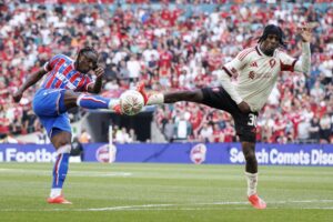 Eberechi Eze (i) pugna con Jeremie Frimpong, durante el partido que enfrentó al Crystal Palace con el Liverpool, el pasado 10 de agosto, en la Supercopa inglesa. EFE/EPA/TOLGA AKMEN