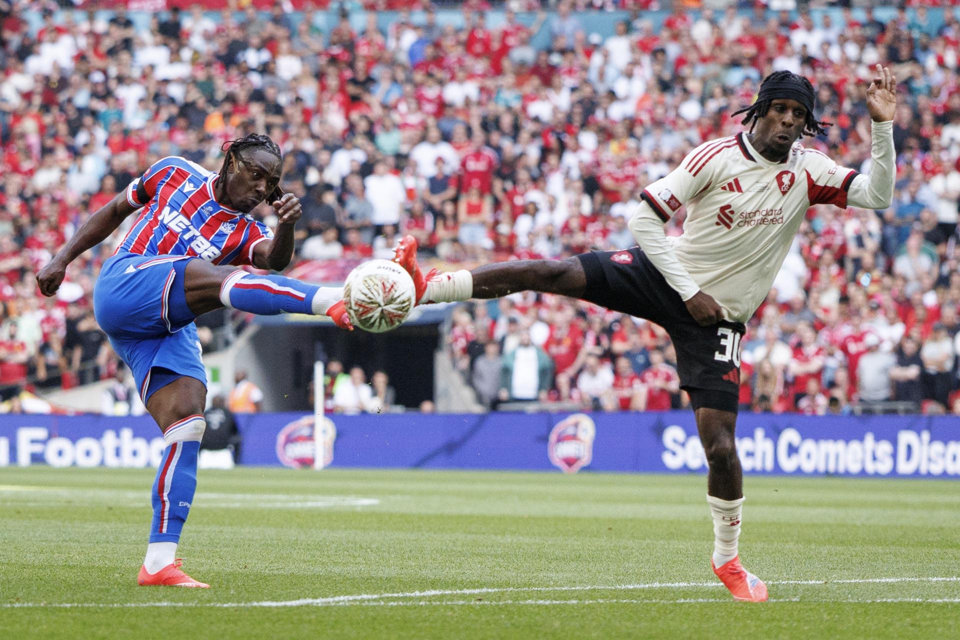 Eberechi Eze (i) pugna con Jeremie Frimpong, durante el partido que enfrentó al Crystal Palace con el Liverpool, el pasado 10 de agosto, en la Supercopa inglesa. EFE/EPA/TOLGA AKMEN