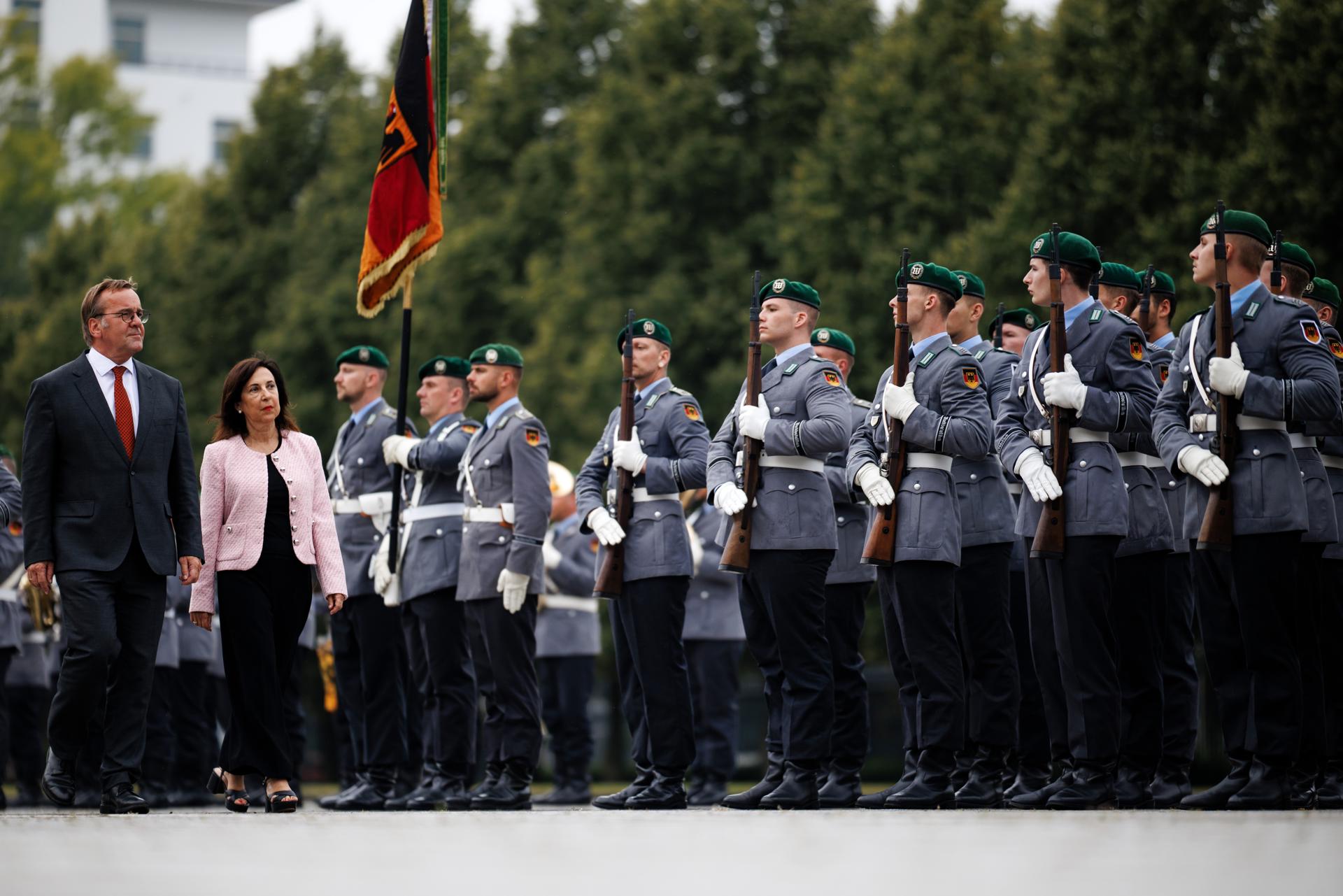 El ministro de Defensa alemán, Boris Pistorius (L), y la ministra de Defensa española, Margarita Robles, caminan juntos durante una ceremonia con honores militares en el Ministerio de Defensa en Berlín, Alemania, 28 de agosto de 2025. (Alemania, España) EFE/EPA/CLEMENS BILAN