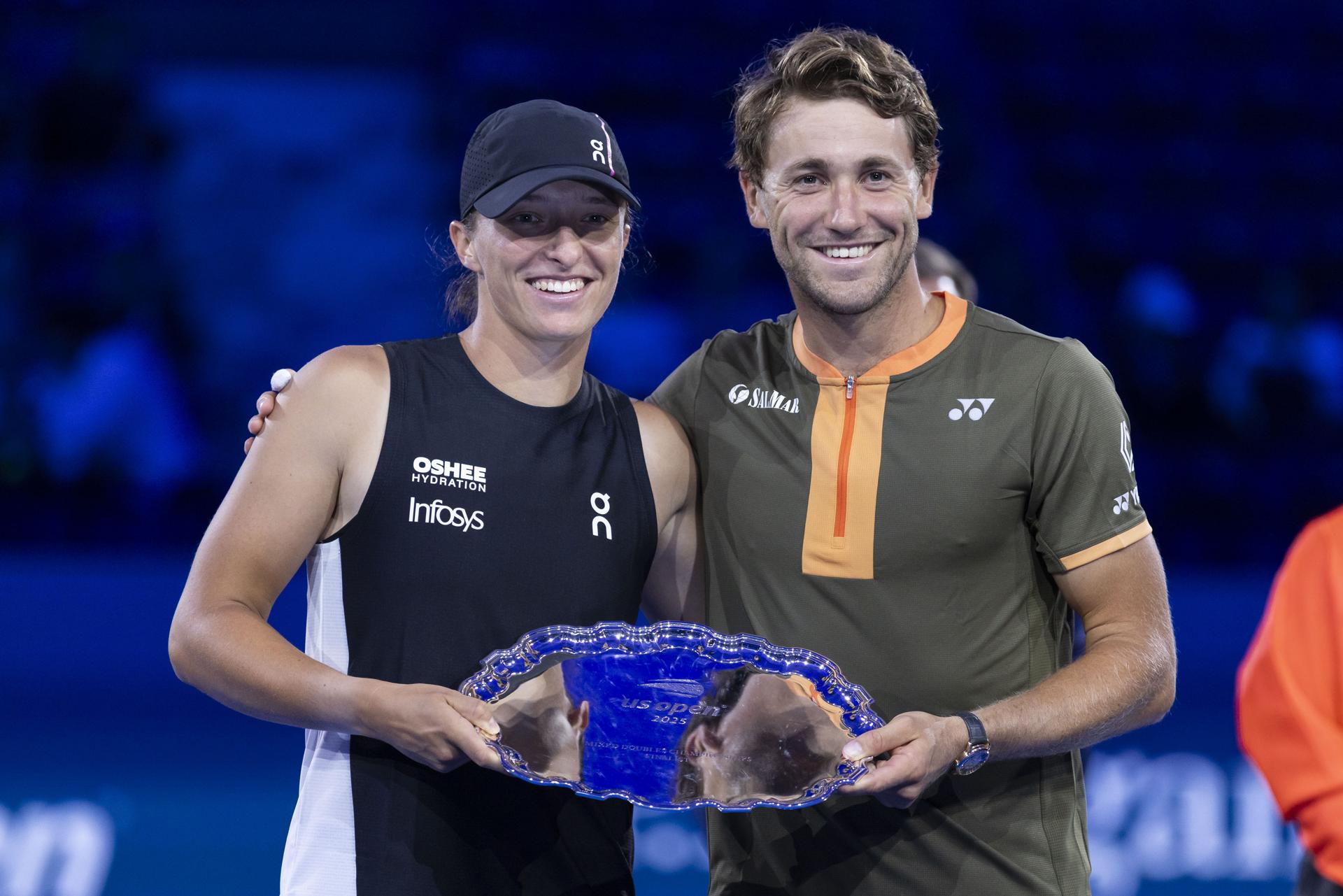 Iga Swiatek de Polonia (I) y Casper Ruud de Noruega (D) posan con su trofeo de segundo lugar después de perder ante Andrea Vavassori de Italia y Sara Errani de Italia en la final de dobles mixtos en el Abierto de EE.UU. EFE/EPA/JUSTIN LANE
//////////
FLUSHING MEADOWS (United States), 21/08/2025.- Iga Swiatek of Poland (L) and Casper Ruud of Norway (R) pose with their second place trophy after losing to Andrea Vavassori of Italy and Sara Errani of Italy during the mixed doubles finals match at the US Open Tennis Championships at the USTA Billie Jean King National Tennis Center in Flushing Meadows, New York, USA, 20 August 2025. The main draw of the 2025 US Open tennis tournament runs from 24 August through 07 September. (Tenis, Italia, Noruega, Polonia, Nueva York) EFE/EPA/JUSTIN LANE