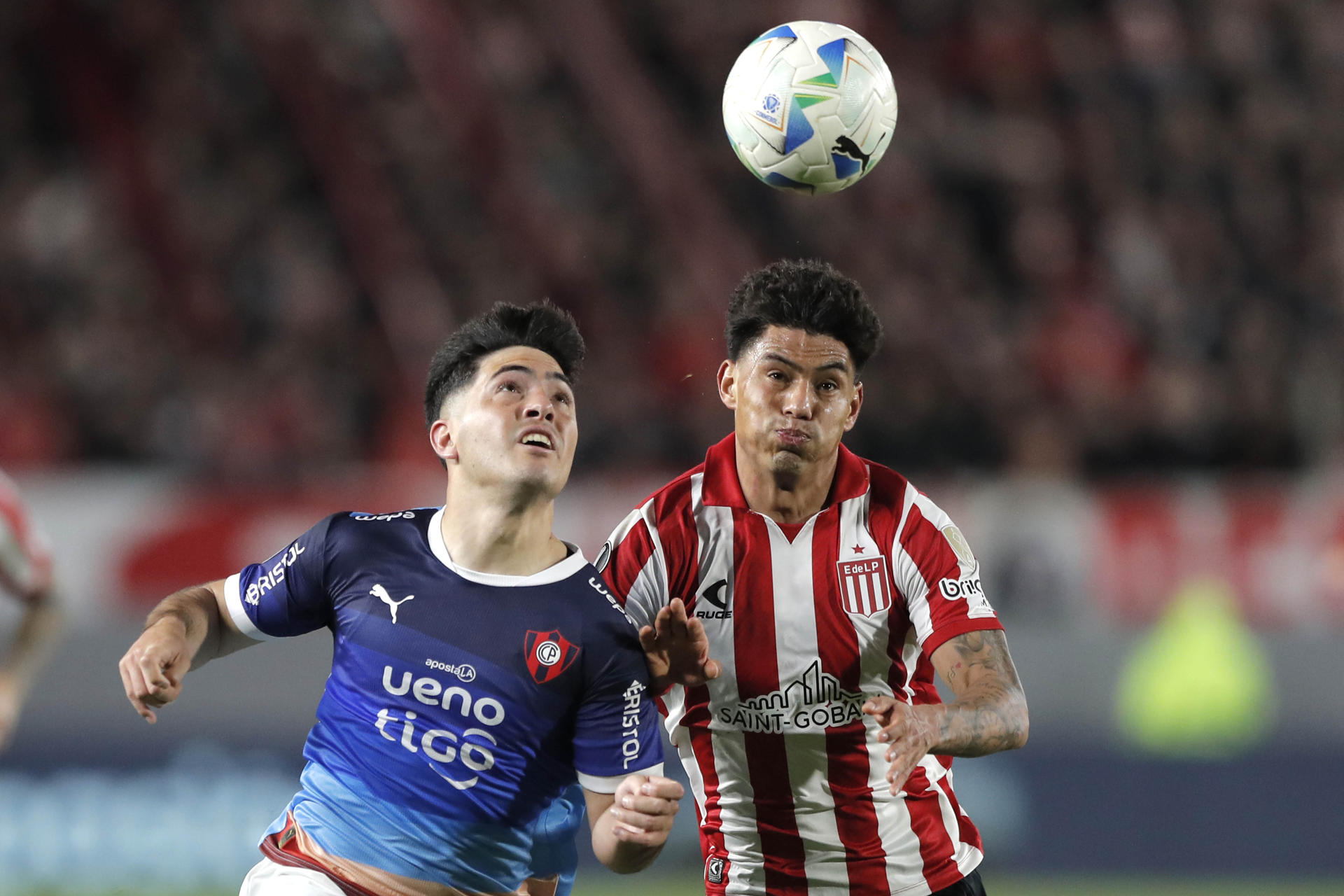 Santiago Arzamendia (d) de Estudiantes disputa un balón con Ignacio Aliseda de Cerro en un partido de los octavos de final de la Copa Libertadores. EFE/ Demian Alday Estevez
