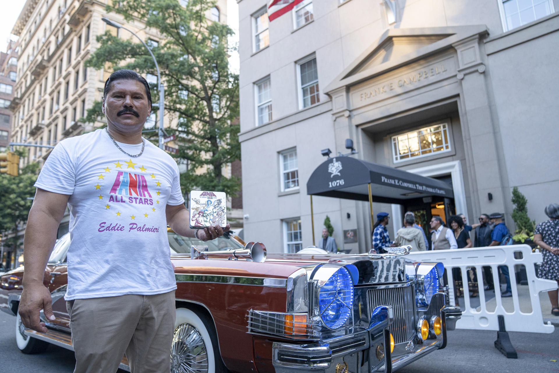 Personas asisten al velorio del cantante puertoriqueño Eddie Palmieri este martes, en la funeraria Frank E Campbell, en Nueva York (EE.UU.). EFE/Ángel Colmenares