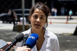 La integrante del Colectivo Surgentes, Martha Lia Grajales, habla con la prensa este miércoles, frente al Ministerio Público en Caracas (Venezuela). EFE/ Miguel Gutiérrez