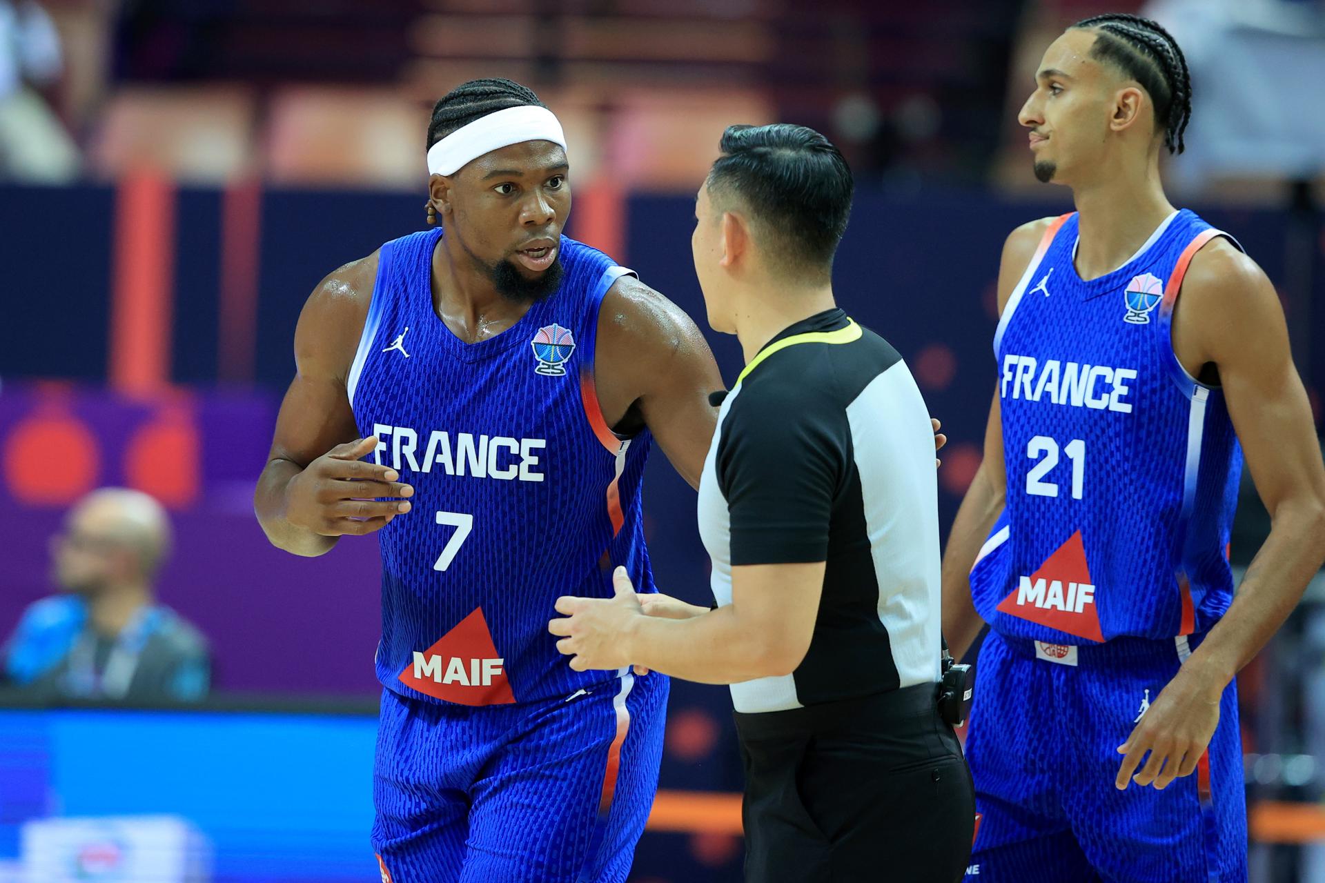 Guerschon Yaabusele (izquierda) y Zaccharie Risacher (derecha), de Francia, en acción durante el partido de baloncesto del grupo D del EuroBasket 2025 de la FIBA entre Bélgica y Francia, en Katowice, Polonia, el 28 de agosto de 2025. (Baloncesto, Bélgica, Francia, Polonia). EFE/EPA/Jarek Praszkiewicz POLAND OUT