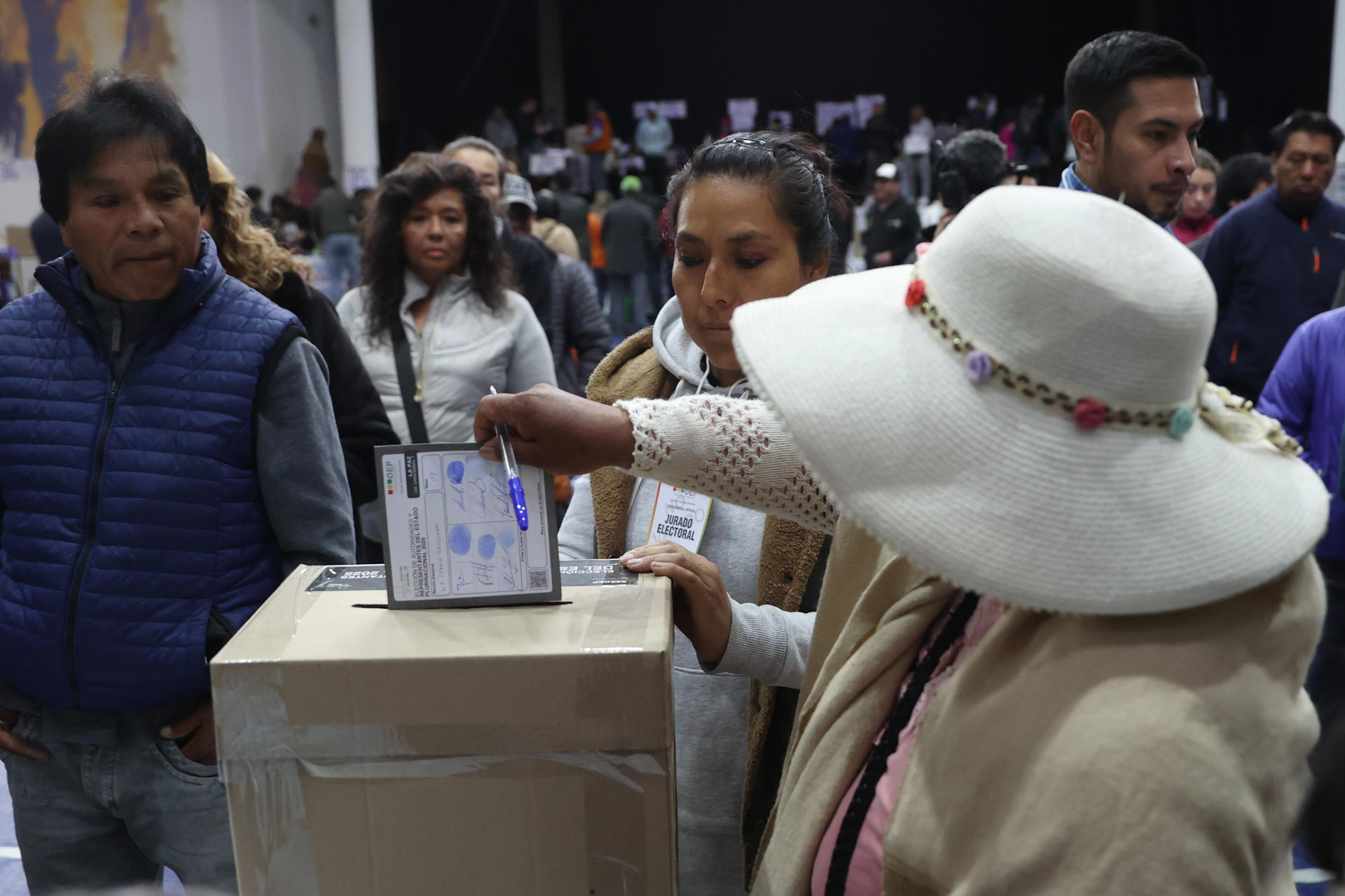 Una mujer vota este domingo, en un centro de votación en La Paz (Bolivia). EFE/ Luis Gandarillas