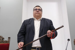 El socialista Francisco Pérez Caamaño, con el bastón de mando después de la moción de censura en la que ha sido proclamado nuevo alcalde de Noia (A Coruña), este lunes. El regidor saliente, Santiago Freire (PP), llevaba al frente del ayuntamiento de la localidad desde el año 2016. EFE/Xurxo Martínez