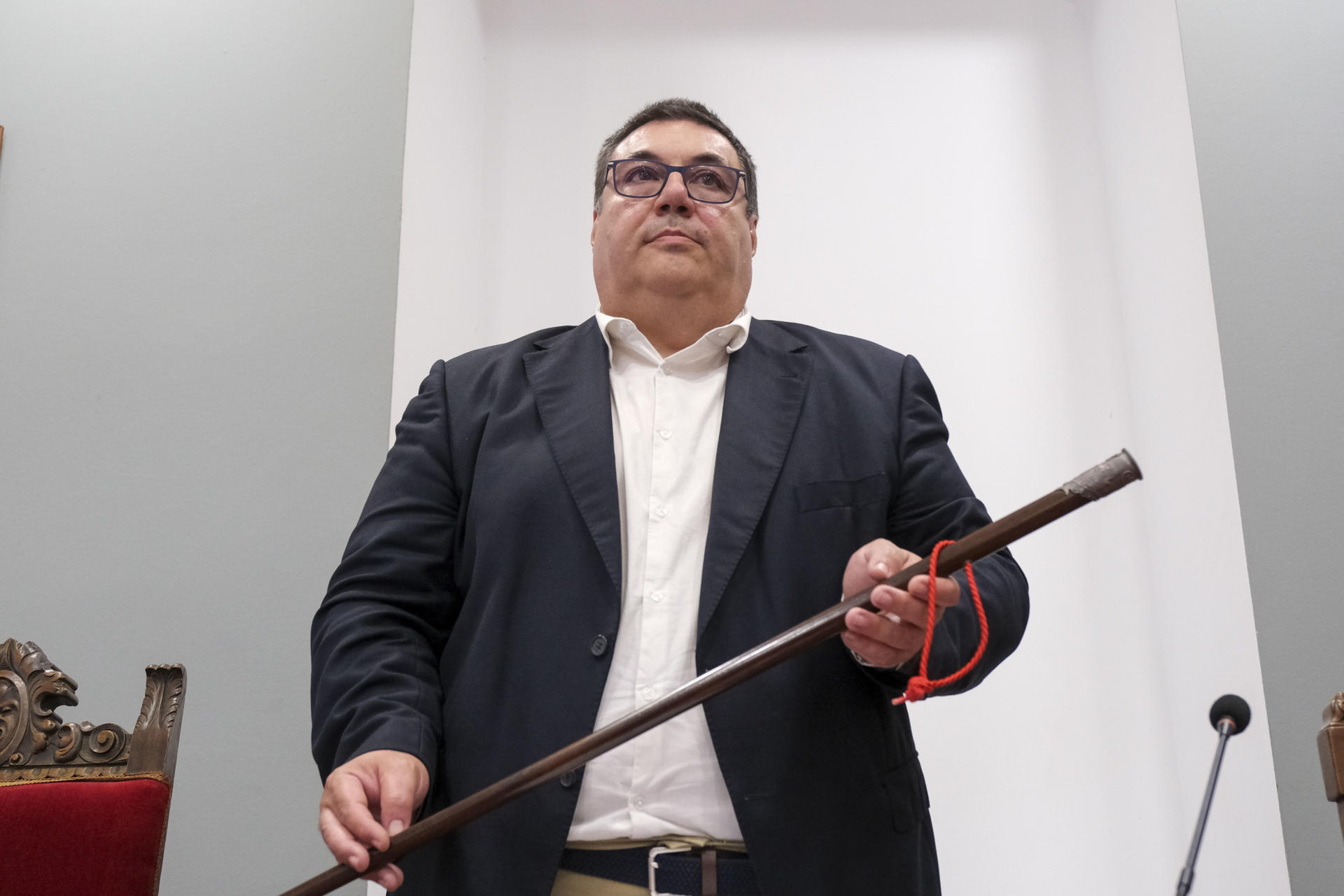 El socialista Francisco Pérez Caamaño, con el bastón de mando después de la moción de censura en la que ha sido proclamado nuevo alcalde de Noia (A Coruña), este lunes. El regidor saliente, Santiago Freire (PP), llevaba al frente del ayuntamiento de la localidad desde el año 2016. EFE/Xurxo Martínez