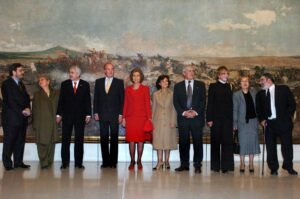 Foto de archivo (16/12/04).- Los reyes Don Juan Carlos y Doña Dofía, acompañados de izda. a dcha. por el presidente del Patronato del Museo Nacional de Arte de Cataluña, Narcis Serra; el presidente de la Generalitat de Cataluña, Pasqual Maragall y su esposa, Diana Garrigosa; la ministra de Cultura, Carmen Calvo; el alcalde de Barcelona, Joan Clos; la baronesa Thyssen, la consellera de Cultura, Caterina Mieras, y el director de Museo Nacional de Arte de Cataluña, Eduard Carbonell, posan junto a la obra "La batalla de Tetuán" de M. Fortuny, durante la visita que realizaron con motivo de la inauguración de la última fase de la rehabilitación del citado museo. EFE/Guido Manuilo