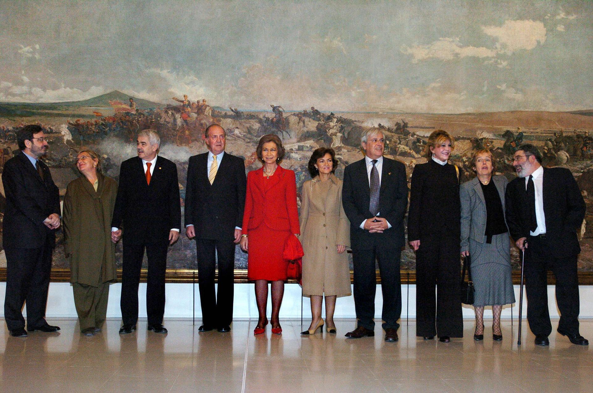 Foto de archivo (16/12/04).- Los reyes Don Juan Carlos y Doña Dofía, acompañados de izda. a dcha. por el presidente del Patronato del Museo Nacional de Arte de Cataluña, Narcis Serra; el presidente de la Generalitat de Cataluña, Pasqual Maragall y su esposa, Diana Garrigosa; la ministra de Cultura, Carmen Calvo; el alcalde de Barcelona, Joan Clos; la baronesa Thyssen, la consellera de Cultura, Caterina Mieras, y el director de Museo Nacional de Arte de Cataluña, Eduard Carbonell, posan junto a la obra "La batalla de Tetuán" de M. Fortuny, durante la visita que realizaron con motivo de la inauguración de la última fase de la rehabilitación del citado museo. EFE/Guido Manuilo