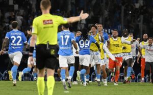 Los jugadores del Nápoles celebran el gol de la victoria en el último segundo durante el partido SSC Napoli - Cagliari Calcio en Nápoles, Italia. EFE/EPA/CIRO FUSCO