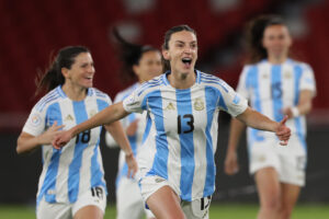 La argentina Sophia Braun celebra junto a sus compañeras al final del partido ante Uruguay por el tercer puesto de la Copa América Femenina. EFE/ Jose Jácome