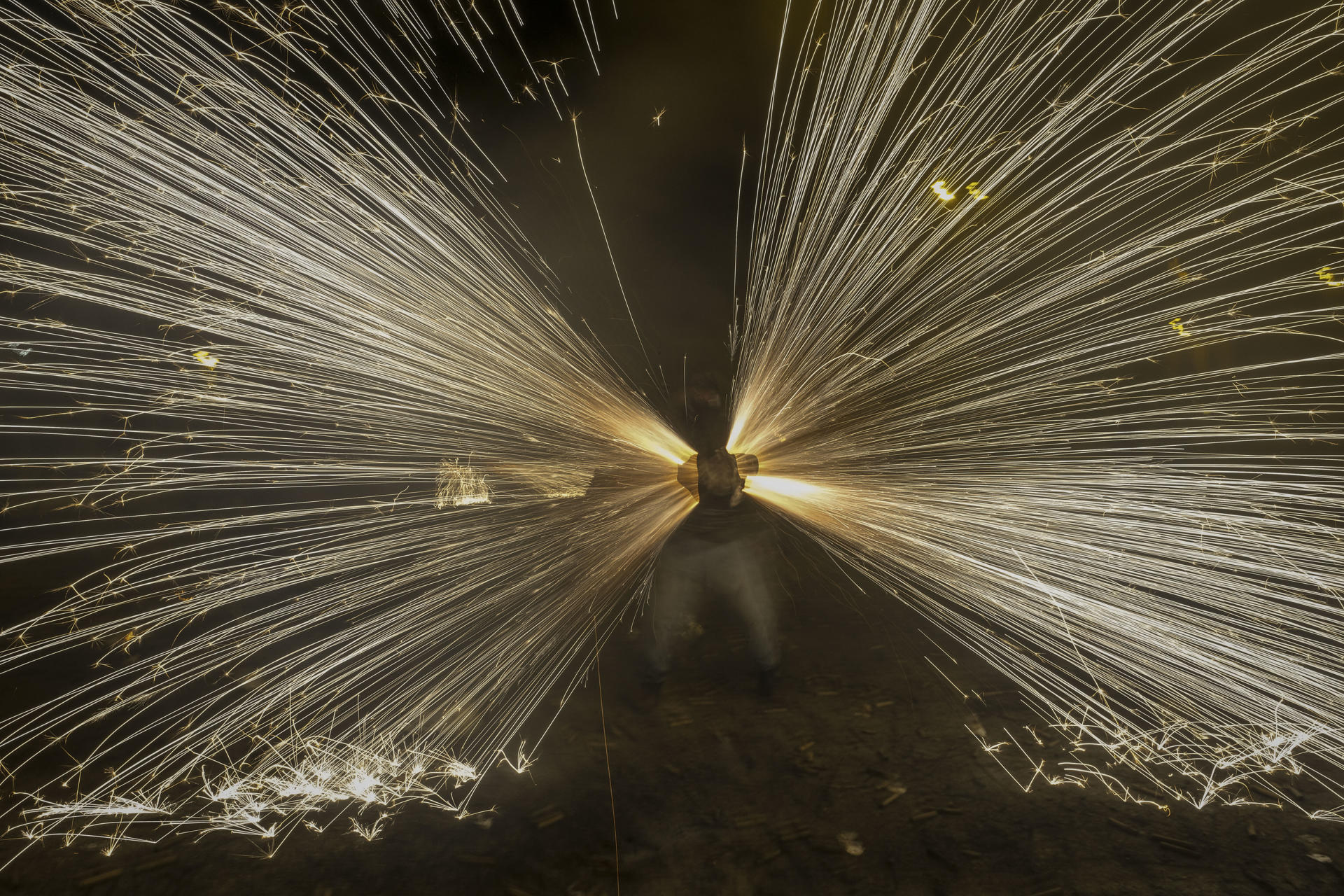 Participantes en la guerra de carretillas que se celebra al final de la Nit de l'Albà. La ciudad de Elche ha vivido esta noche una de sus Nit de l'Albà más espectaculares y multitudinarias, marcada por el lanzamiento de 9.283,13 kilos de material pirotécnico, una cifra récord que supone 731,95 kilos más que en 2024. EFE/Pablo Miranzo
