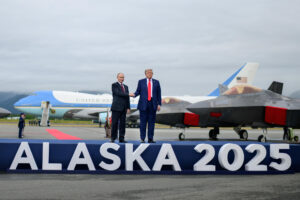 Fotografía tomada de la cuenta oficial de la red social X @WhiteHouse de la Casa Blanca del presidente de los Estados Unidos, Donald Trump (d), junto a su homologo de Rusia, Vladímir Putin, antes de una reunión este viernes, en Anchorage (Estados Unidos). EFE/ @WhiteHouse
